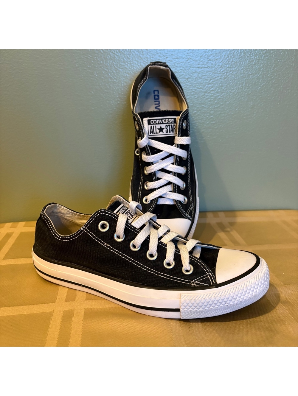 Converse low top women’s sneakers black size 7
